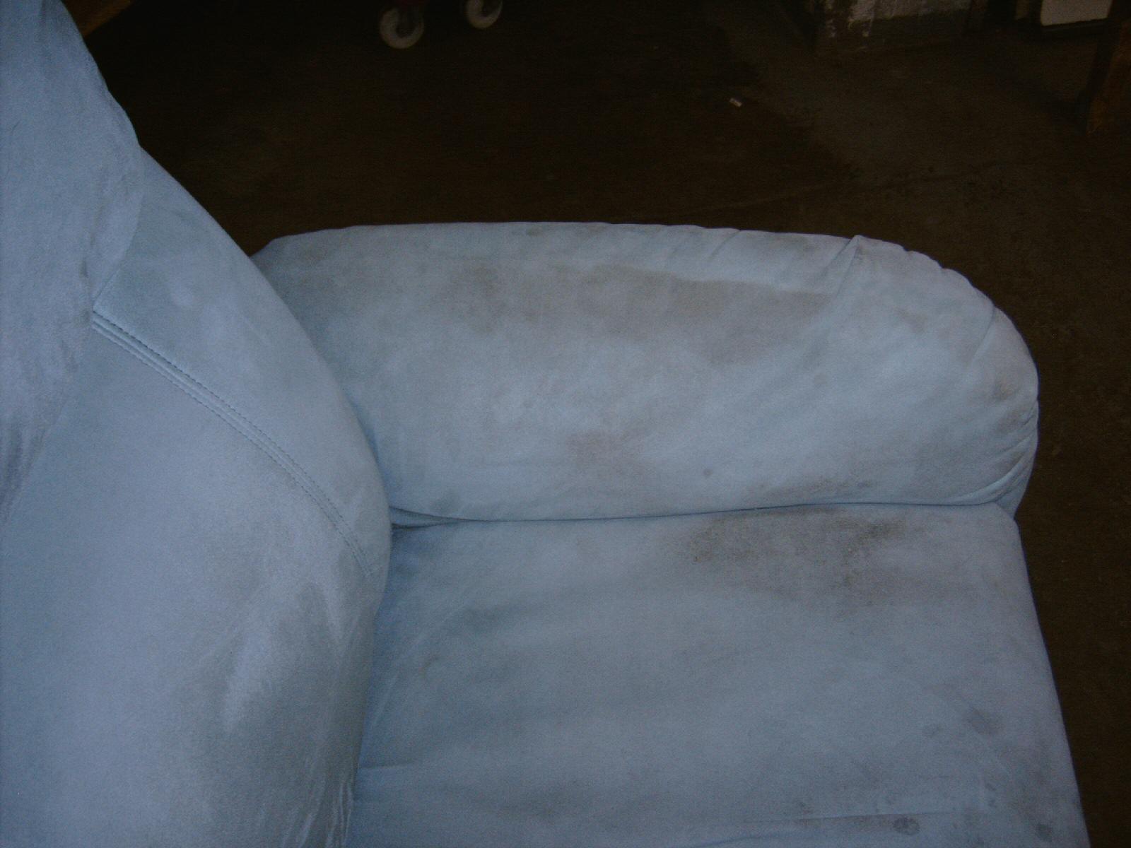 Polsterreinigung vorher: schmutziger Sessel von links