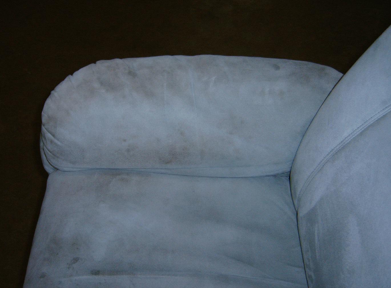 Polsterreinigung vorher: schmutziger Sessel von rechts