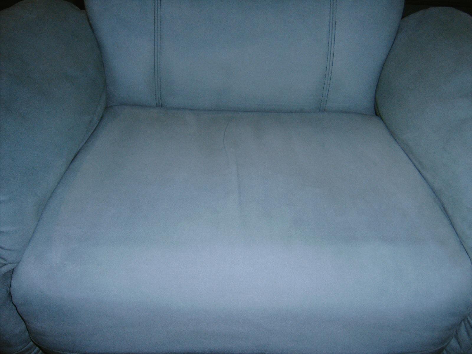 Polsterreinigung hinterher: sauberer Sessel frontal
